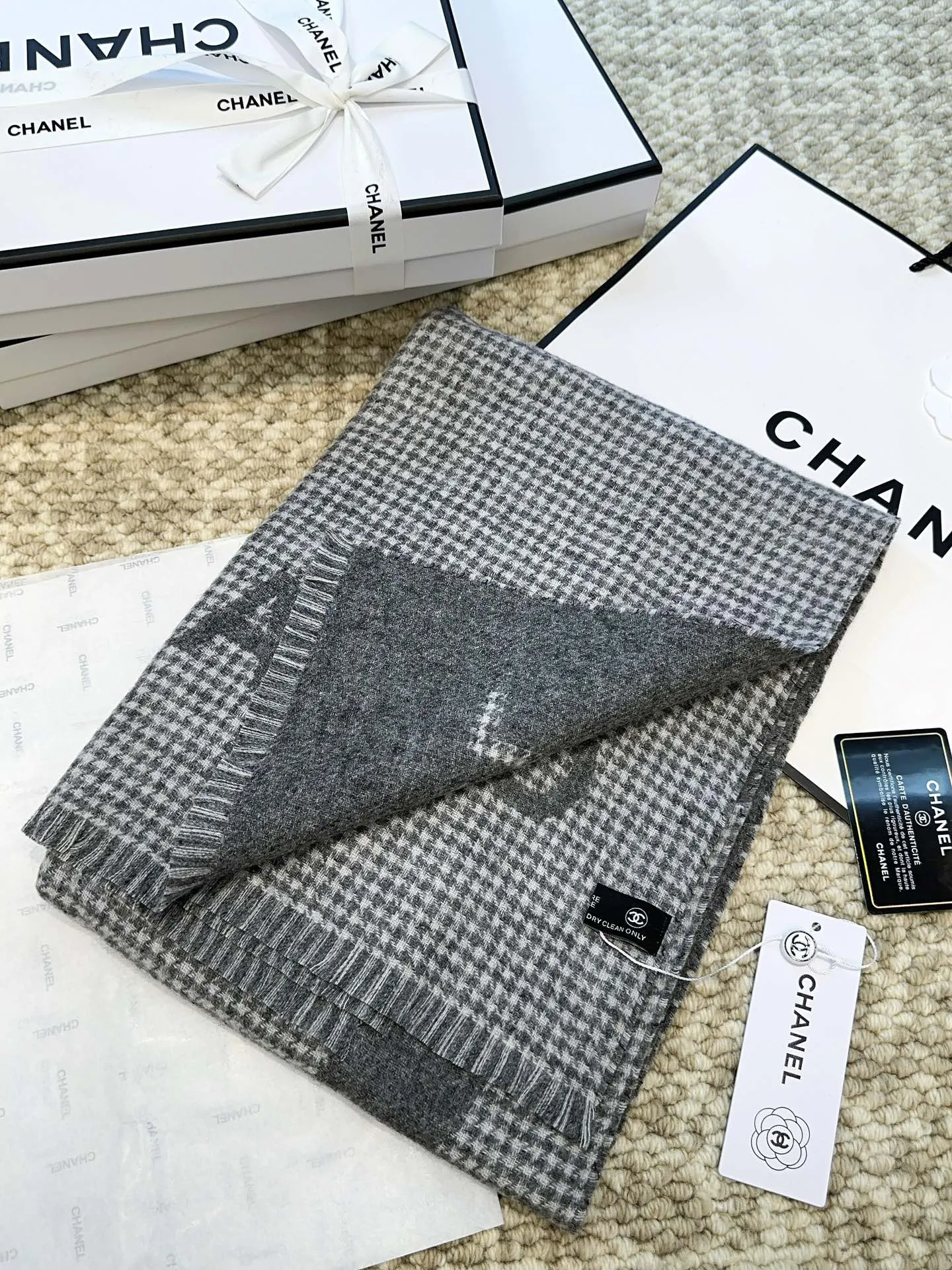 HOUNDSTOOTH SCARF 185 CM IN SHADOW GRAY CASHMERE 393122