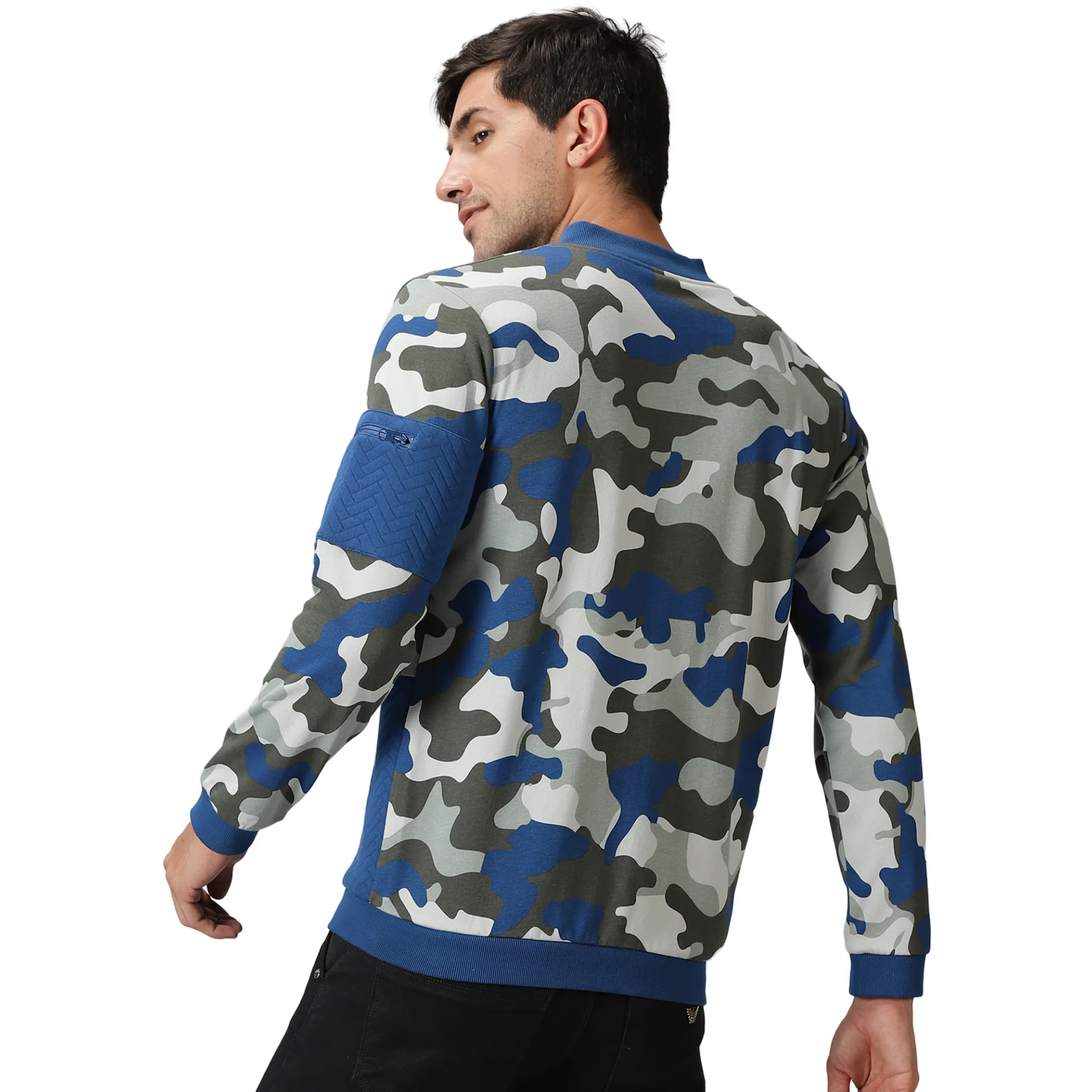 Men Camouflage Printed Quilted Jacket with Zipper closure.